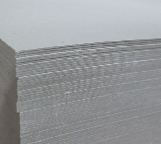   Grijskarton of grijsbord, te gebruiken voor diverse doeleinden. Wordt blanco geleverd.  Dikte: 600 grams/m² (ca. 1 mm dik) 